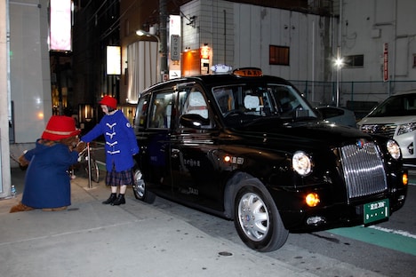 パディントンにエスコートされる三戸なつめ。