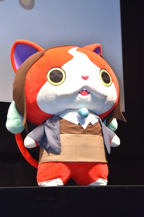 “ニャンパチ先生”のコスチュームで登場したジバニャン。