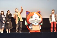 武田鉄矢（左から3人目）の提案で、会場の全員が「ニャンですかー？」と声をそろえる様子。