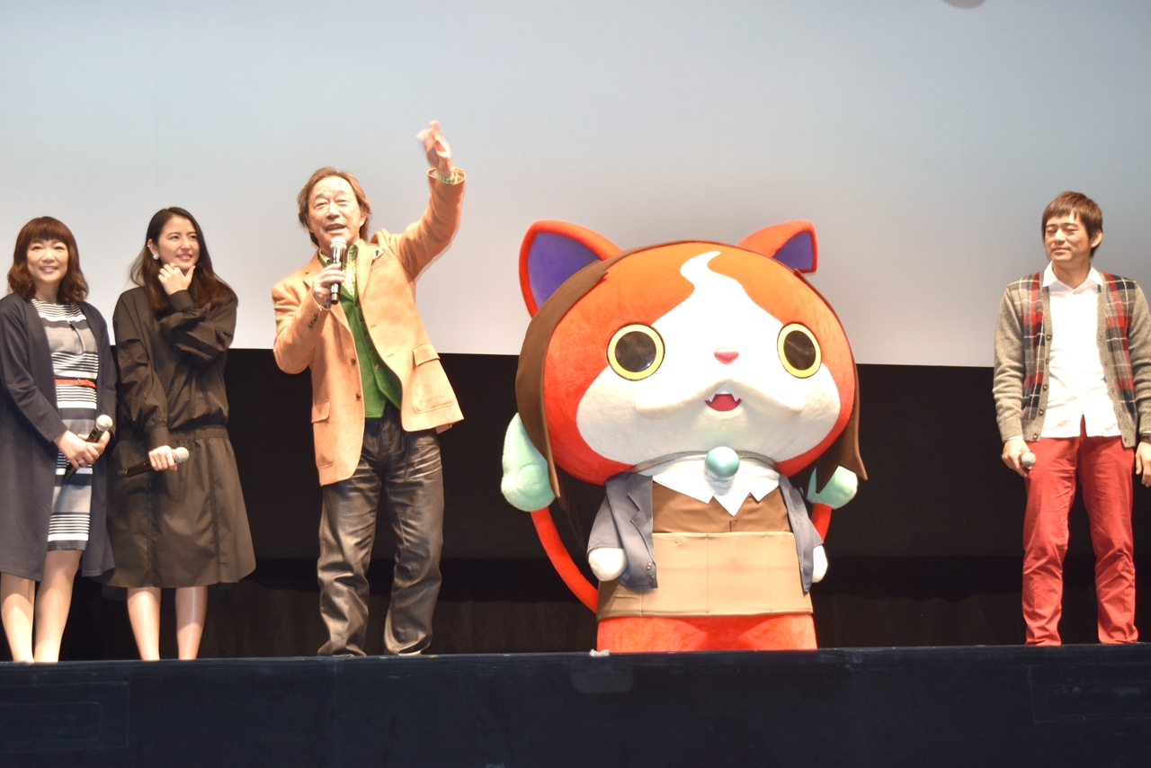 武田鉄矢（左から3人目）の提案で、会場の全員が「ニャンですかー？」と声をそろえる様子。