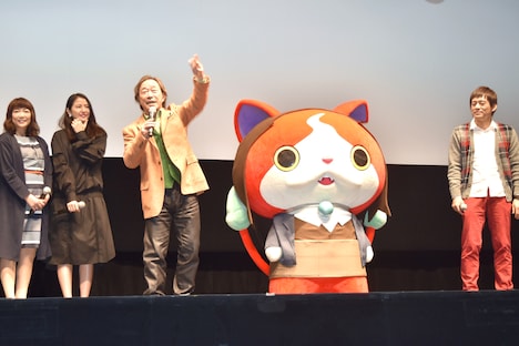 武田鉄矢（左から3人目）の提案で、会場の全員が「ニャンですかー？」と声をそろえる様子。