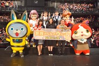 「映画 妖怪ウォッチ エンマ大王と5つの物語だニャン！」完成披露舞台挨拶に登壇したゲスト声優たち。