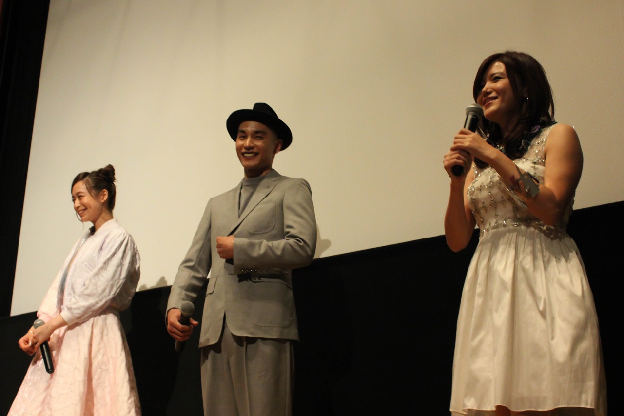 左から野崎萌香、中村蒼、竹葉リサ。