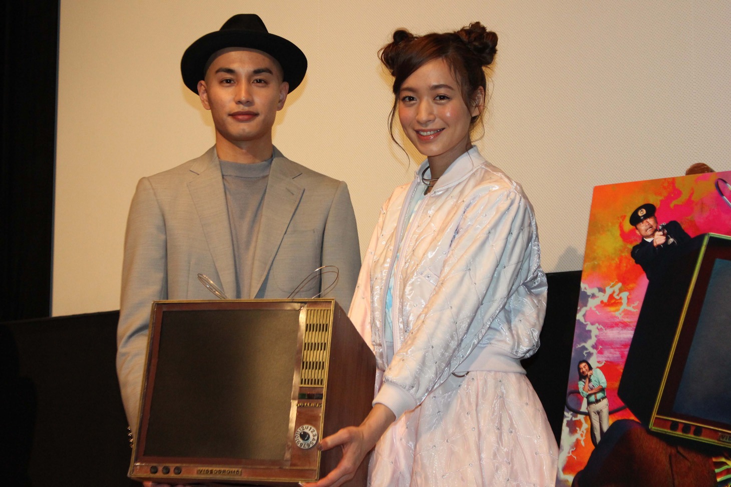 「春子超常現象研究所」初日舞台挨拶の様子。左から中村蒼、野崎萌香。