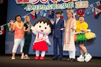 「映画ちびまる子ちゃん イタリアから来た少年」完成披露試写会舞台挨拶の様子。左からパパイヤ鈴木、ローラ、まる子、中川大志、劇団ひとり、渡辺直美。