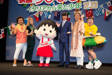 「映画ちびまる子ちゃん イタリアから来た少年」完成披露試写会舞台挨拶の様子。左からパパイヤ鈴木、ローラ、まる子、中川大志、劇団ひとり、渡辺直美。