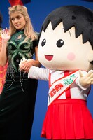 まる子（右）と手をつなぐローラ（左）。