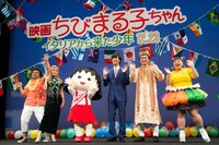 左からパパイヤ鈴木、ローラ、まる子、中川大志、劇団ひとり、渡辺直美。