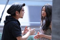 大友啓史監督（左）と、織田梨沙。