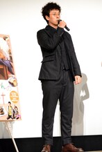 「小学生時代のあだ名はマッチ棒」と挨拶する滝藤賢一。