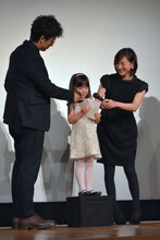 両親を演じた広末涼子と滝藤賢一に向け、手紙を読み上げる赤松えみなちゃん（中央）。