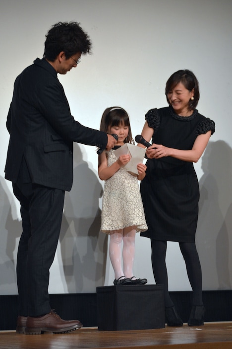 両親を演じた広末涼子と滝藤賢一に向け、手紙を読み上げる赤松えみなちゃん（中央）。