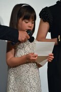 両親を演じた広末涼子と滝藤賢一に向け、手紙を読み上げる赤松えみなちゃん。