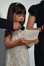 両親を演じた広末涼子と滝藤賢一に向け、手紙を読み上げる赤松えみなちゃん。