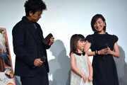 娘役の赤松えみなちゃん（中央）からの手紙に喜ぶ、滝藤賢一（左）と広末涼子（右）。