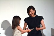 娘役の赤松えみなちゃん（左）から手紙を受け取る広末涼子（右）。