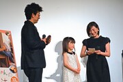 娘役の赤松えみなちゃん（中央）からの手紙に喜ぶ、滝藤賢一（左）と広末涼子（右）。