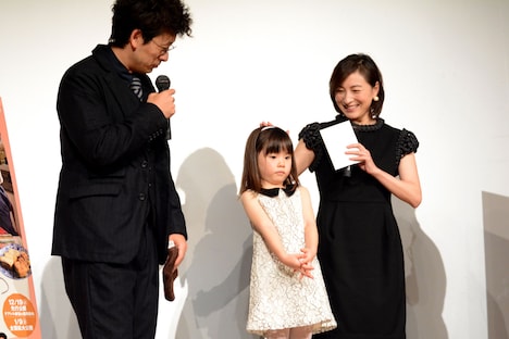 手紙を読んでくれた赤松えみなちゃん（中央）の頭をなでる広末涼子（右）。