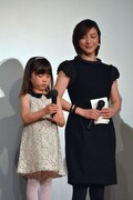 マイクをいじる赤松えみなちゃん（左）と、その様子を見守る広末涼子（右）。