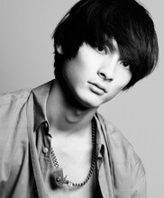 謎の男・康則役の高良健吾。