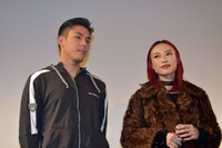 実の夫婦であるギャビン・フィリップ・チェ（左）とモウ・チン（右）。