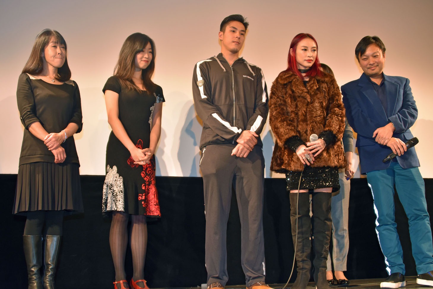 左から土屋貴子、佐々木心音、ギャビン・フィリップ・チェ、モウ・チン、スカッド。