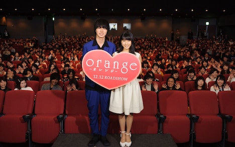大阪で行われた「orange-オレンジ-」サプライズ舞台挨拶の様子。