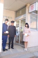 「漂流郵便局」を訪問し、局長にはがきを届けた土屋太鳳（右）と山崎賢人（左）。