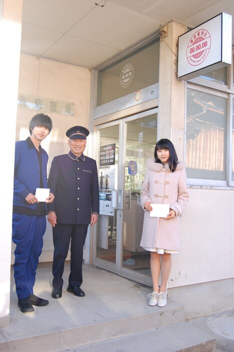 「漂流郵便局」を訪問し、局長にはがきを届けた土屋太鳳（右）と山崎賢人（左）。