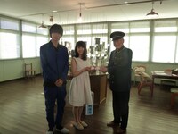 「漂流郵便局」を訪問し、局長にはがきを届けた土屋太鳳（中央）と山崎賢人（左）。