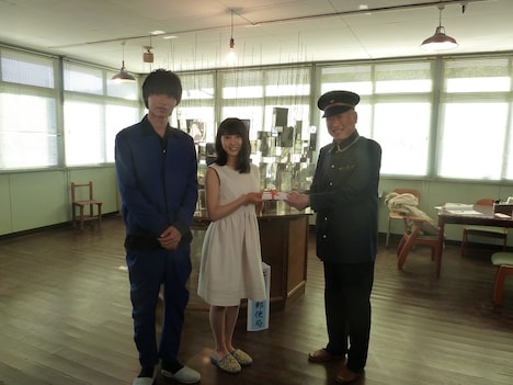 「漂流郵便局」を訪問し、局長にはがきを届けた土屋太鳳（中央）と山崎賢人（左）。