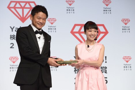 「Yahoo!検索大賞 2015」にて声優部門に選ばれた金田朋子(右)。