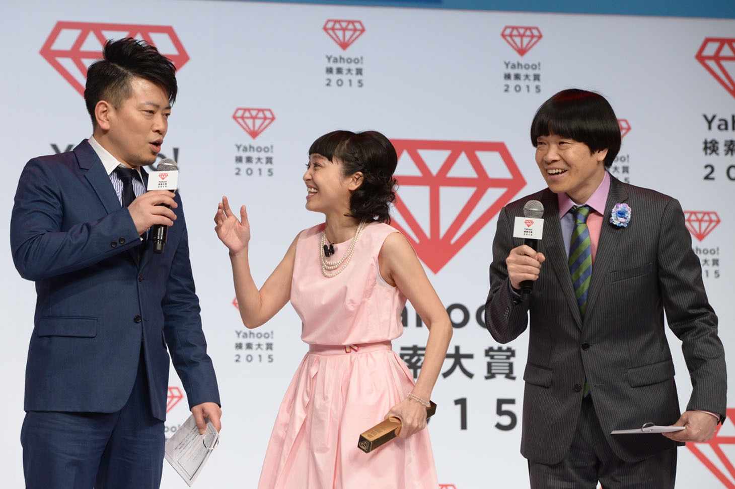 「Yahoo!検索大賞 2015」にて声優部門に選ばれた金田朋子（中央）と、MCの雨上がり決死隊。