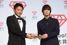 「Yahoo!検索大賞 2015」にて俳優部門に選ばれた窪田正孝（右）。