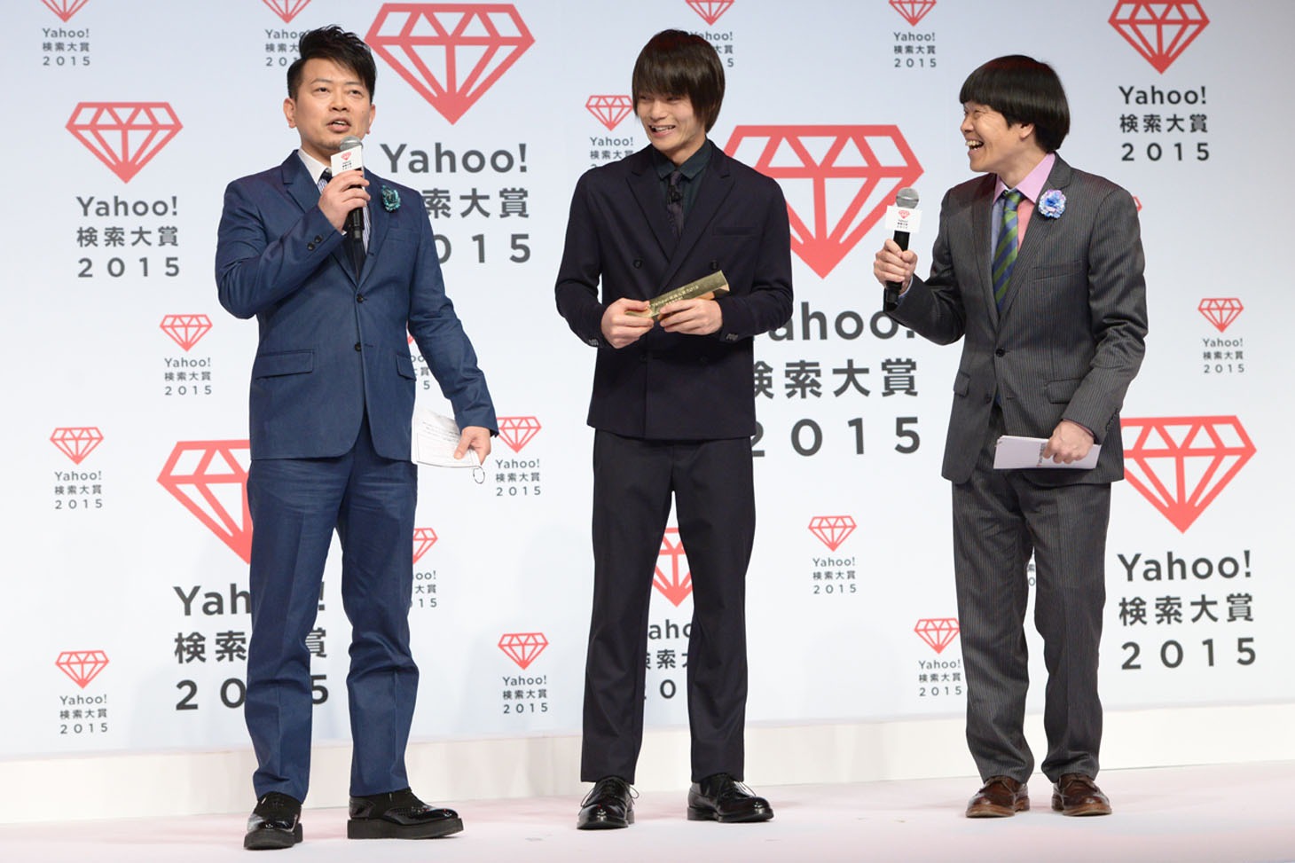「Yahoo!検索大賞 2015」にて俳優部門に選ばれた窪田正孝（中央）と、MCの雨上がり決死隊。