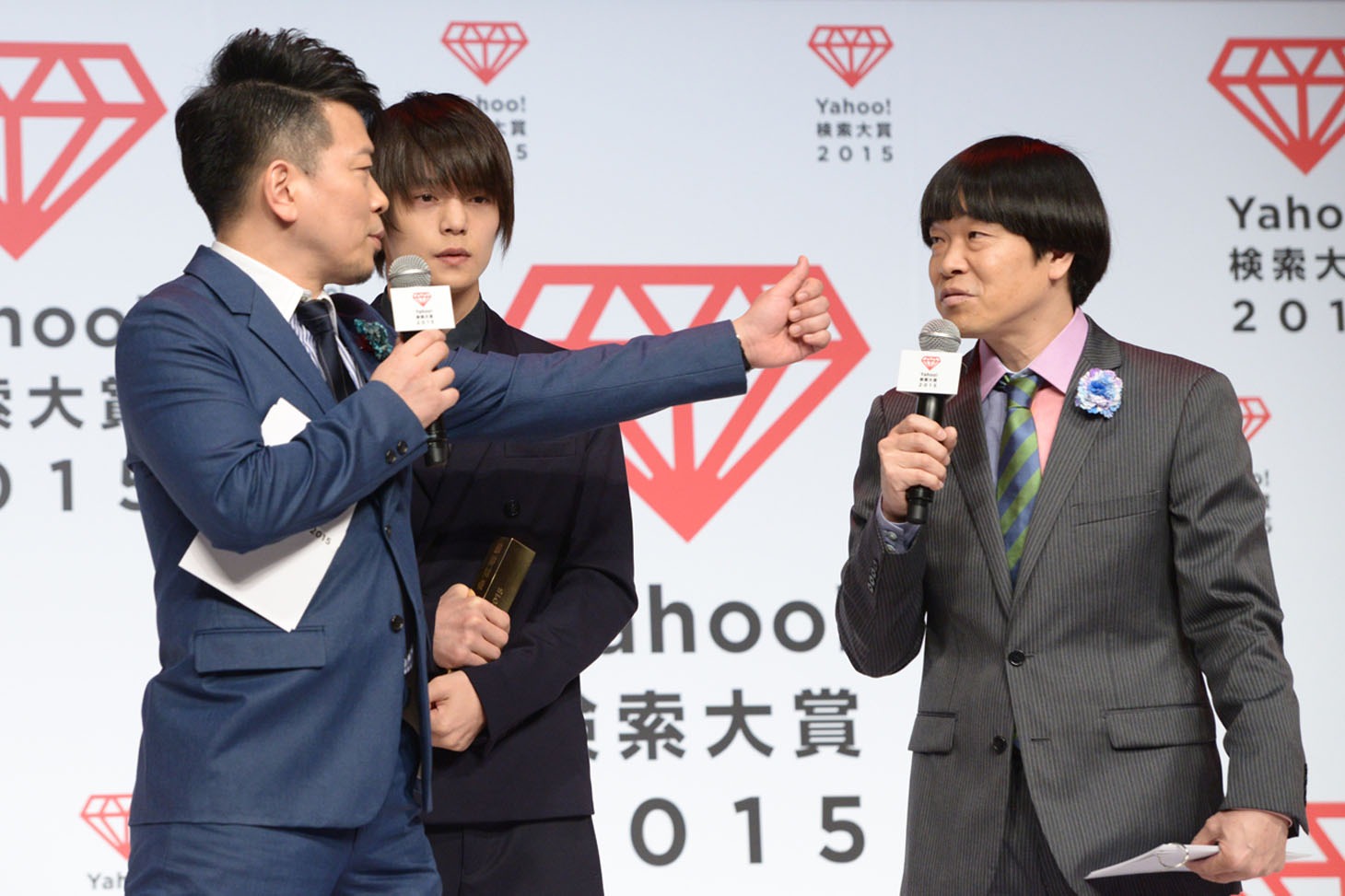 「Yahoo!検索大賞 2015」にて俳優部門に選ばれた窪田正孝（中央）と、MCの雨上がり決死隊。