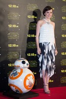 デイジー・リドリー（右）とBB-8（左）。