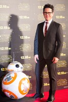 J.J.エイブラムス（右）とBB-8（左）。