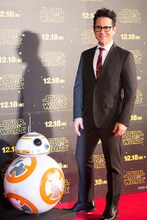 J.J.エイブラムス（右）とBB-8（左）。