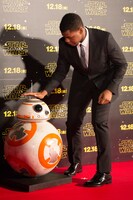 ジョン・ボイエガ（右）とBB-8（左）。