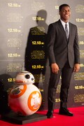 ジョン・ボイエガ（右）とBB-8（左）。