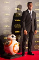 ジョン・ボイエガ（右）とBB-8（左）。