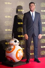 ジョン・ボイエガ（右）とBB-8（左）。