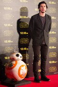 アダム・ドライバー（右）とBB-8（左）。