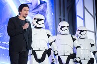 左からアダム・ドライバー、ストームトルーパーたち。