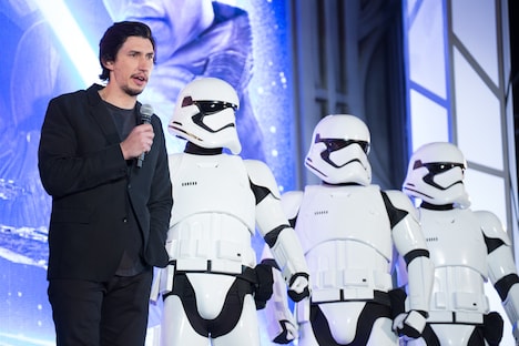 左からアダム・ドライバー、ストームトルーパーたち。