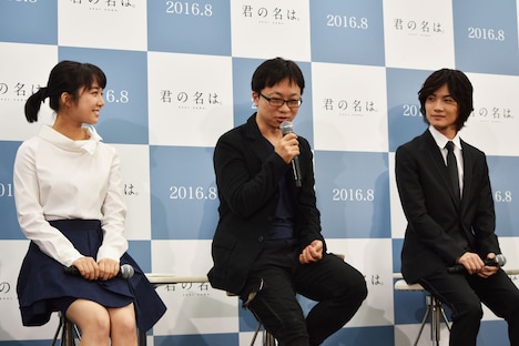 左から上白石萌音、新海誠、神木隆之介。