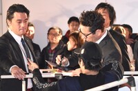 ファンと交流するJ.J.エイブラムス（右）。