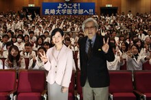 「母と暮せば」長崎大学医学部でのイベントにて、左から吉永小百合、山田洋次。