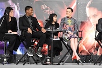 左からジョン・ボイエガ、デイジー・リドリー。